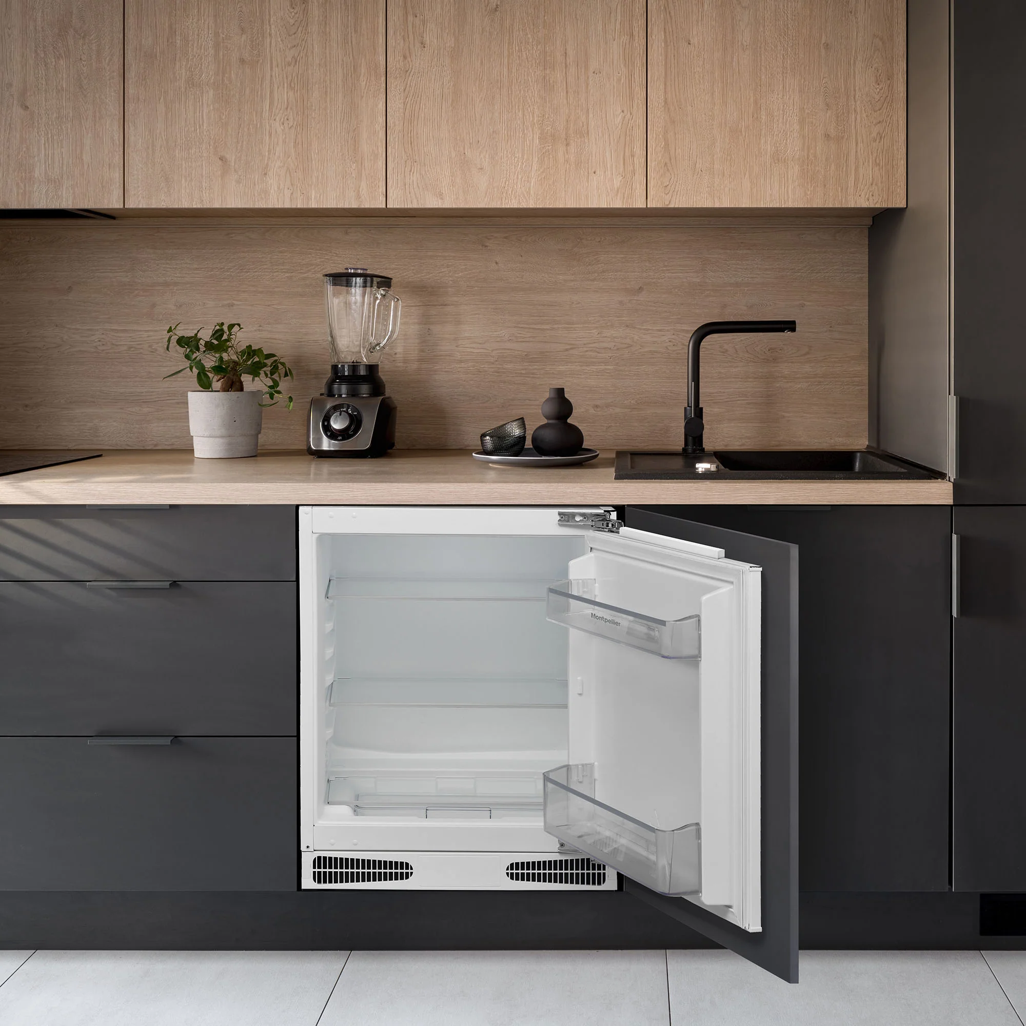 Montpellier MBUL134E - White Integrated Undercounter Larder Fridge - 134 Litres - E Energy Rating - Image 7