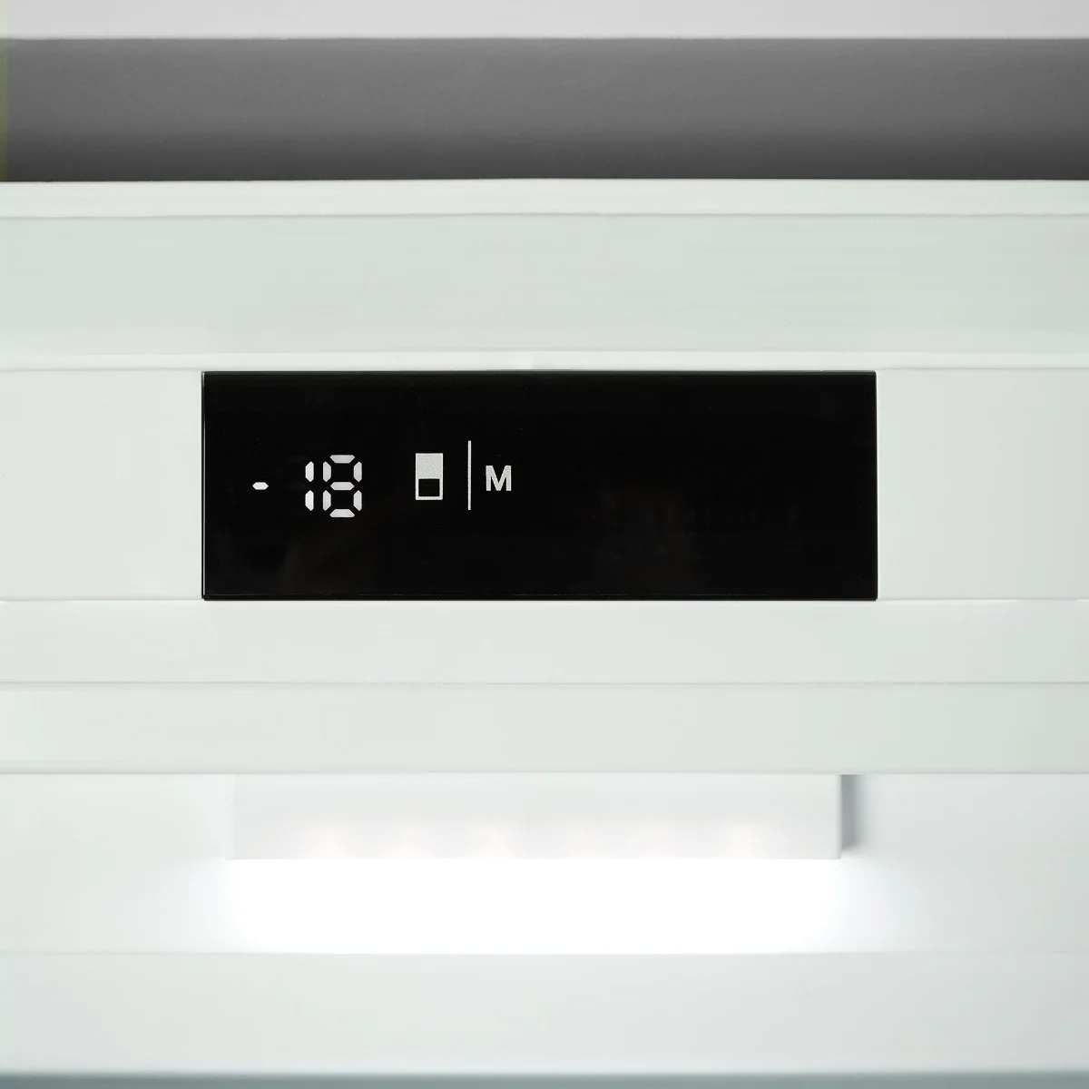 Montpellier MITF197 - White Integrated Frost Free Freezer - E energy - sliding hinge - Image 6